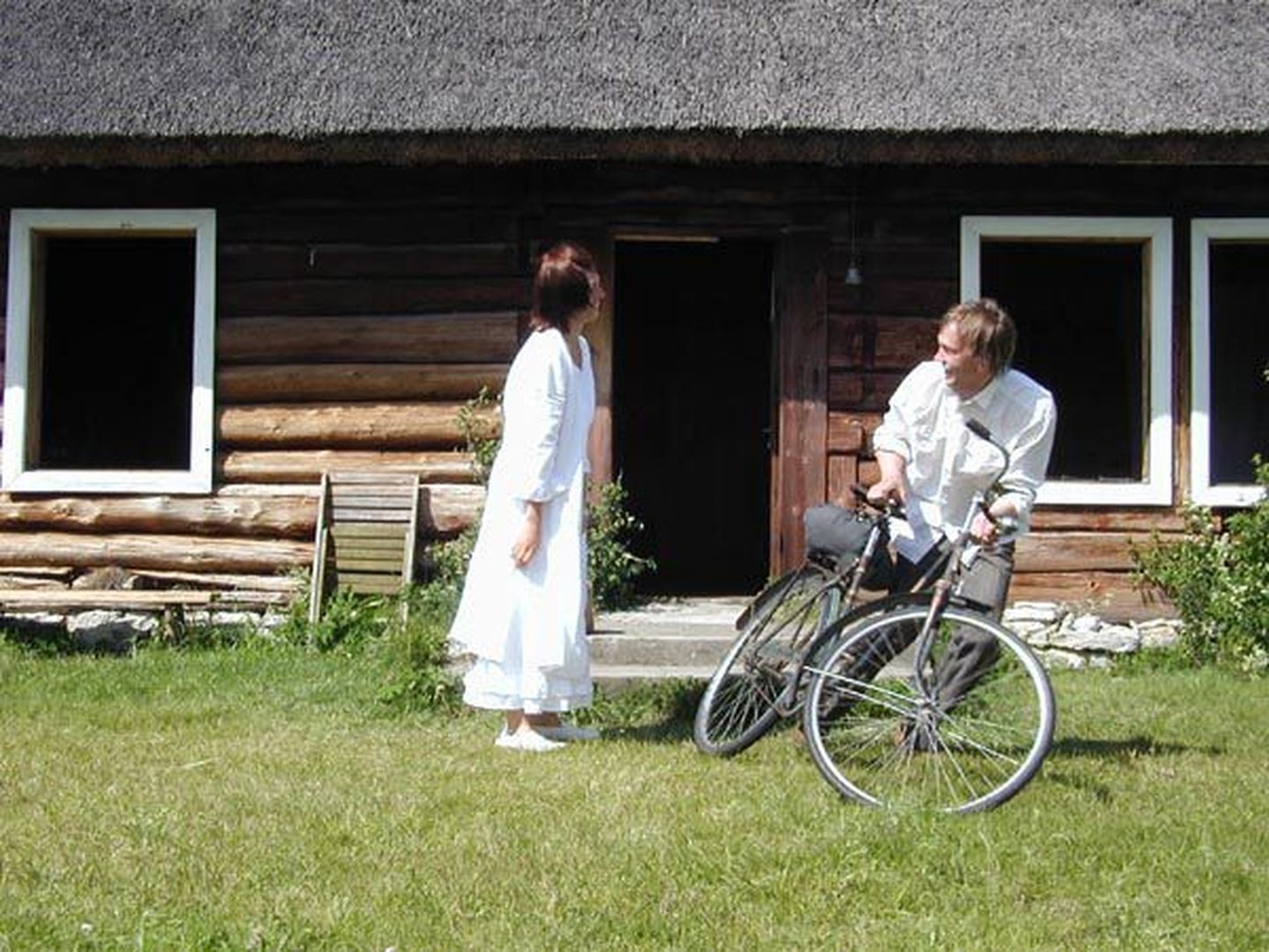 Ugala näitlejad Carita Vaikjärv ja Gert Raudsep mängivad Udriku laiul lavastuses «Relvad vastamisi».