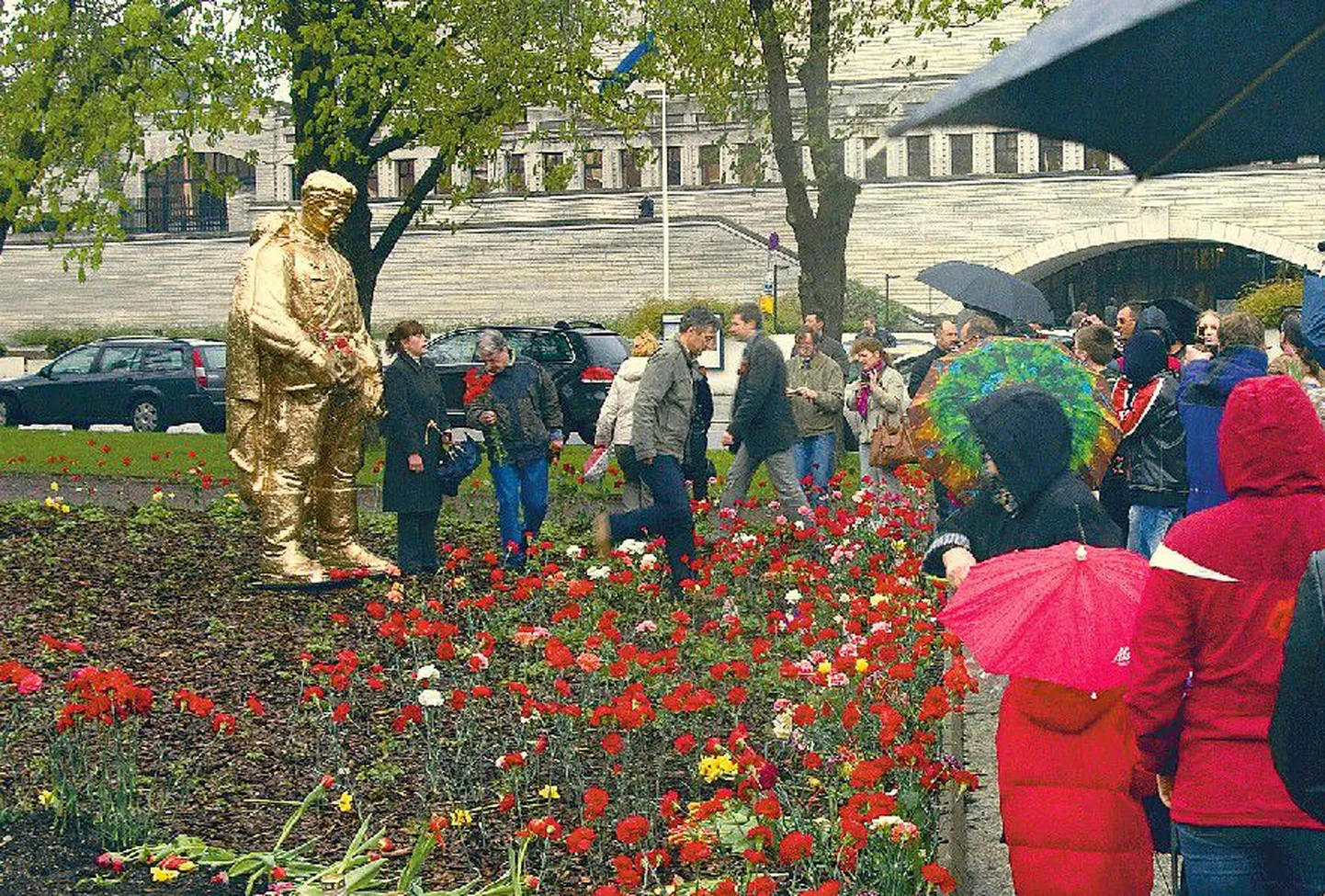 «Золотой» солдат простоял на Тынисмяги не более получаса. Прибывшие полицейские убрали его. Теперь двойник Бронзового солдата находится на хранении в полиции.