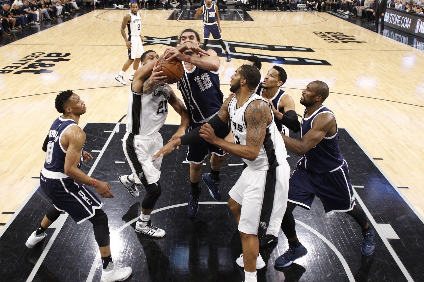 San Antonio Spurs pani avamängus Oklahoma City Thunderi veenvalt paika.