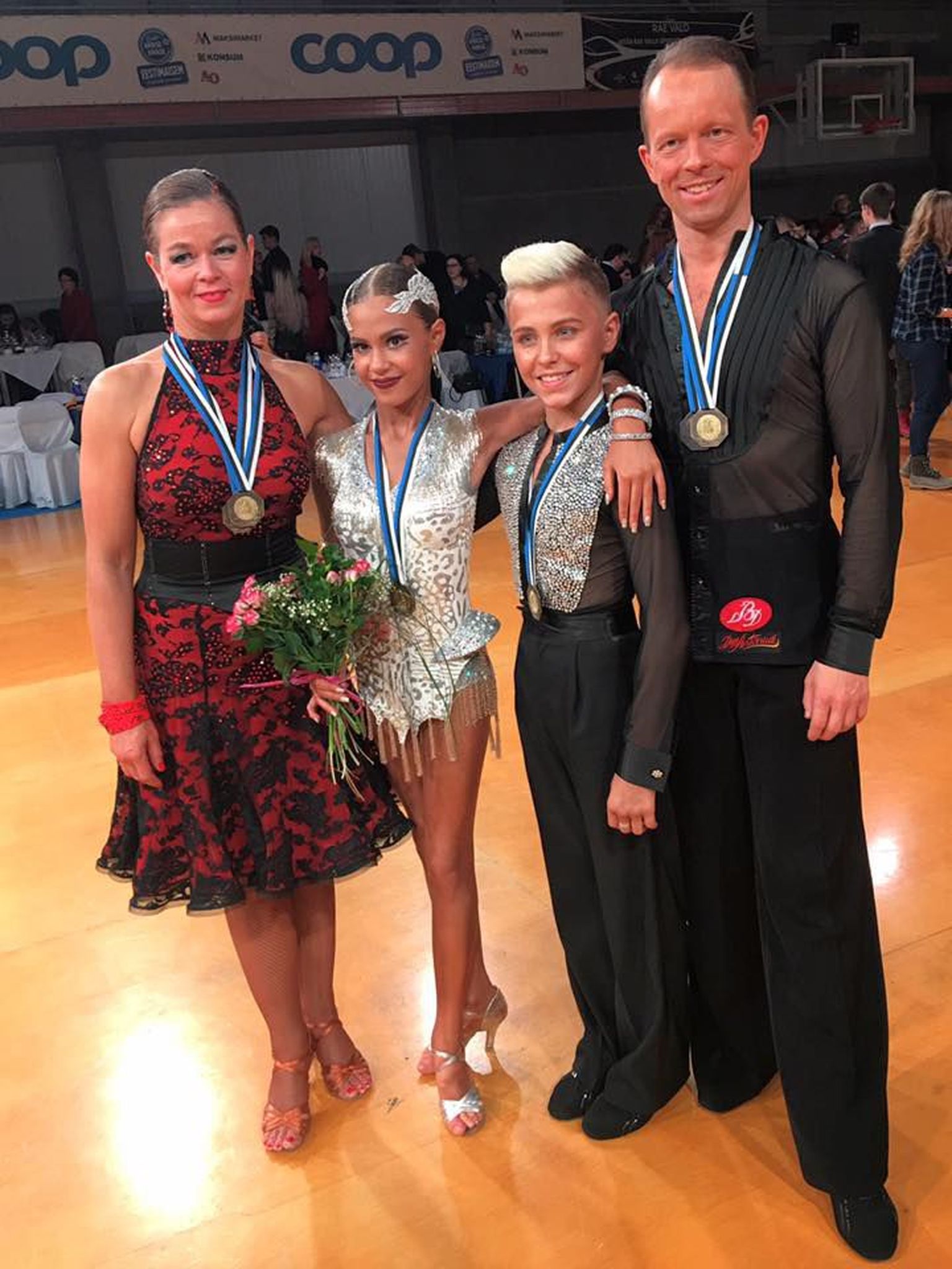 Väino Miili ja Kaia Linkbergi vahel seisavad Robert Veide ja Amanda Rebeca Padar - Eesti meistrid Ladina-Ameerika tantsudes.