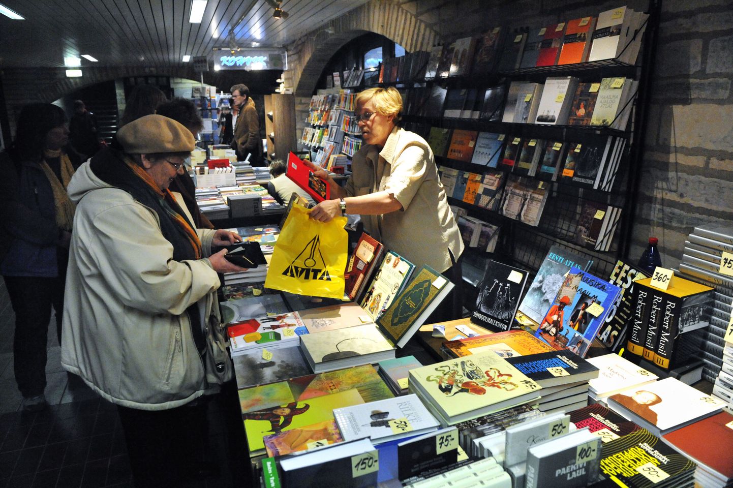 Eesti Rahvusraamatukogus toimub traditsiooniline jõulukuu raamatunädal, kus enam kui 60 kirjastust pakuvad raamatuid.