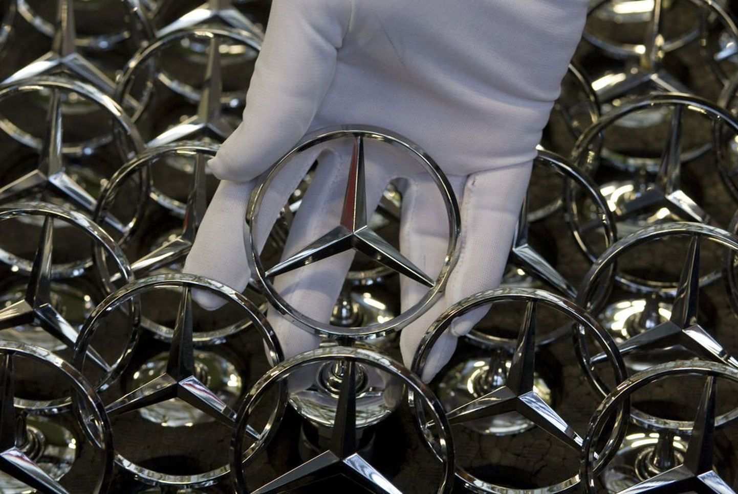 Mercedes-Benzi sümbolimärgid Daimler AG Sindelfingenis asuvas tehases.