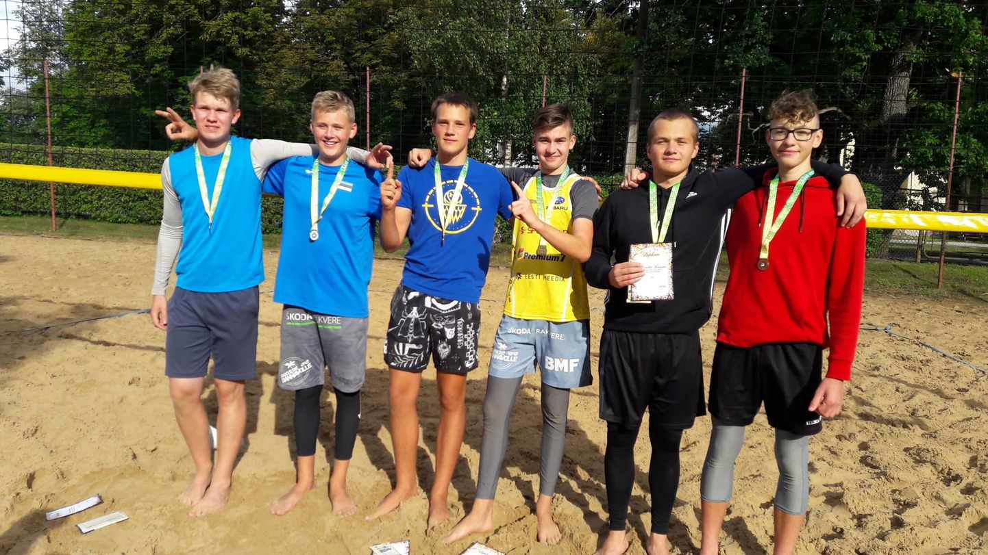 Lääne-Viru maakonna rannavõrkpalli meistrivõistluste kolm noormeeste vanema vanuserühma tugevamat paari. Võitjad olid Sten Umerov (vasakult kolmas) ja Andris Vahula (vasakult neljas).