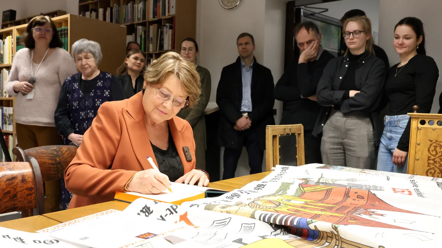 Veebruari keskel tikiti kõrgema kunstikooli Pallas raamatukogus tudengite kavandatud piltvaipa «Eesti raamatu 500 aastat», selle logiraamatusse tegi sissekande ka Sirje Karis.