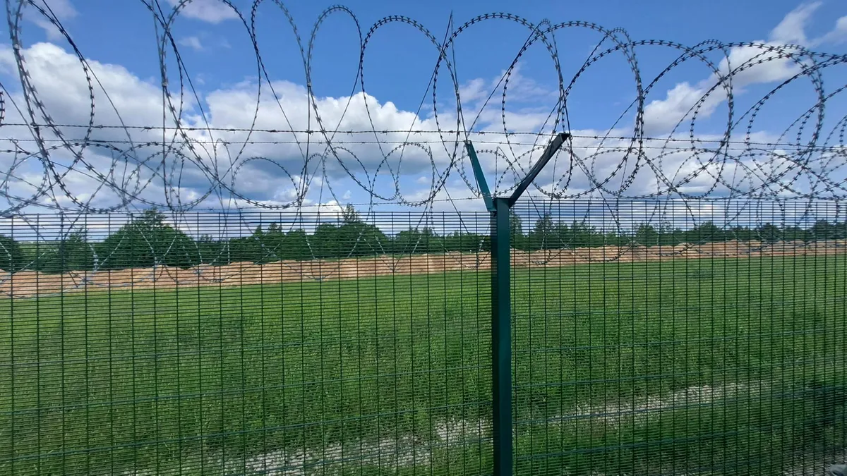 In addition to the border fence, a total of 40 kilometers of anti-tank trenches will be dug in southeastern Estonia.