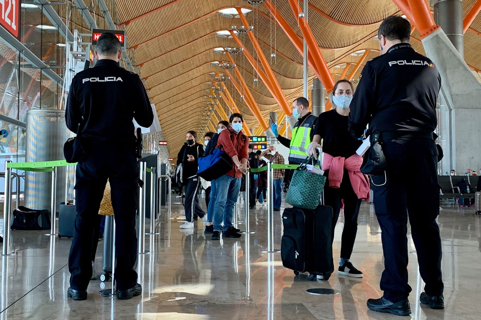 Испанская полиция в аэропорту. Иллюстративное фото.