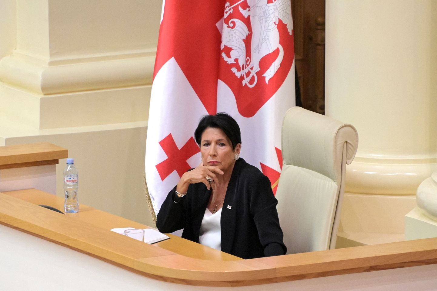 Gruusia president Salome Zurabišvili võttis kolmapäeval osa parlamendiistungist, millel korraldati umbusaldushääletus.