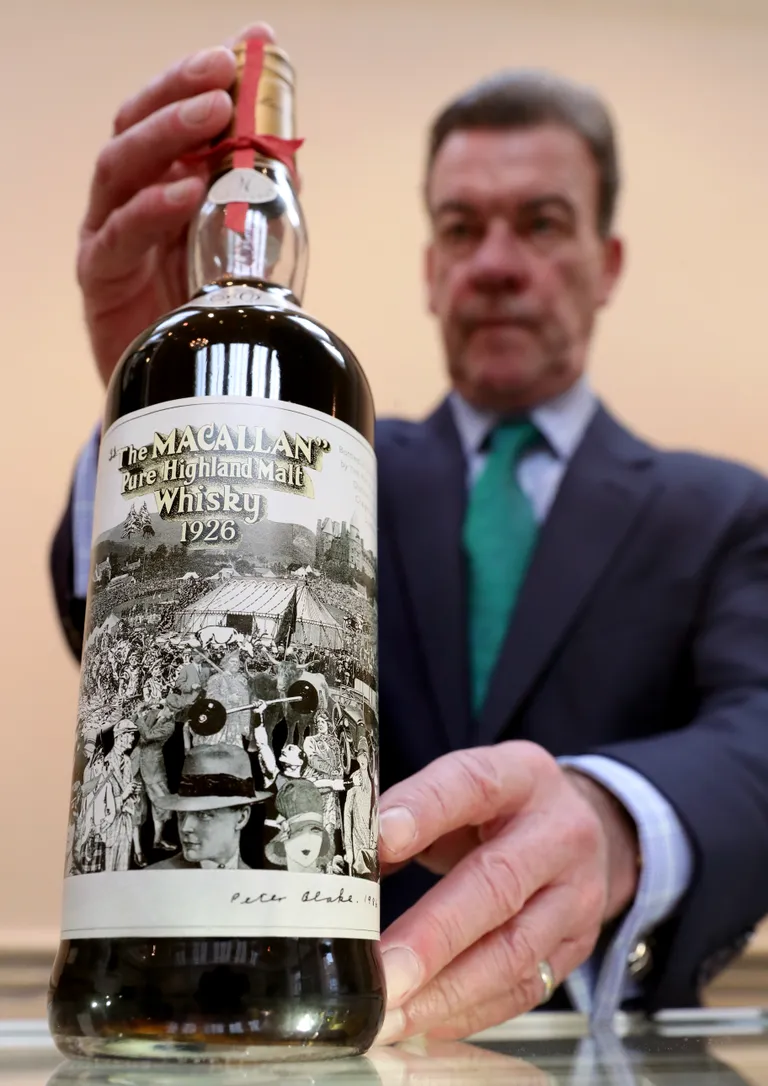 Bonham's oksjonimaja esindaja Martin Green esitlemas haruldast 60-aastast Macallan viskit