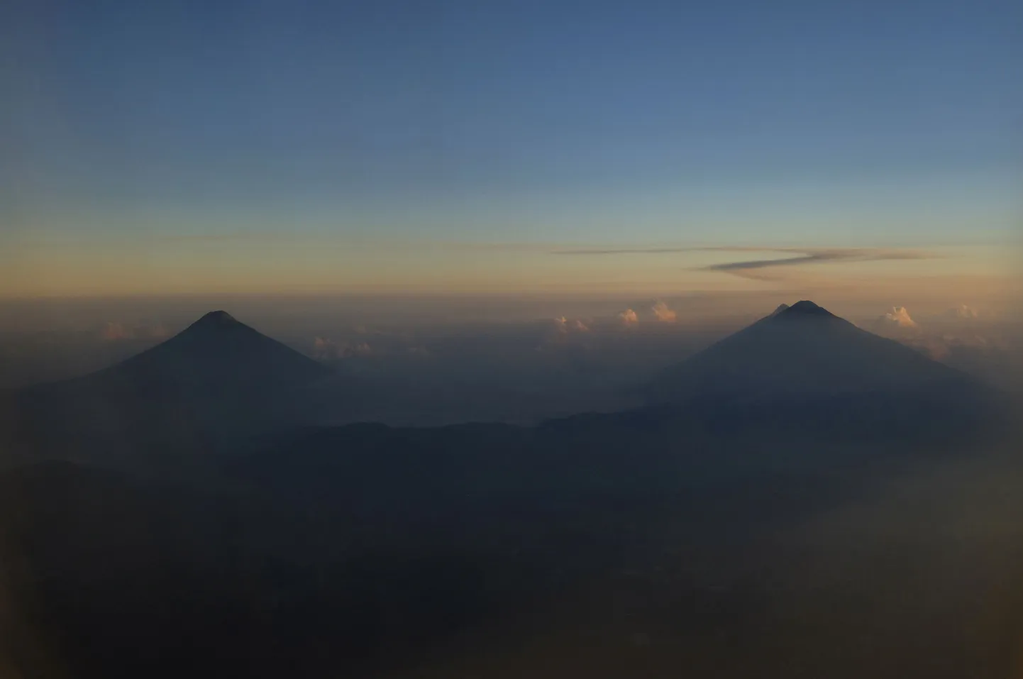 Agua vulkaan (vasakul) ja Acatenango vulkaan.