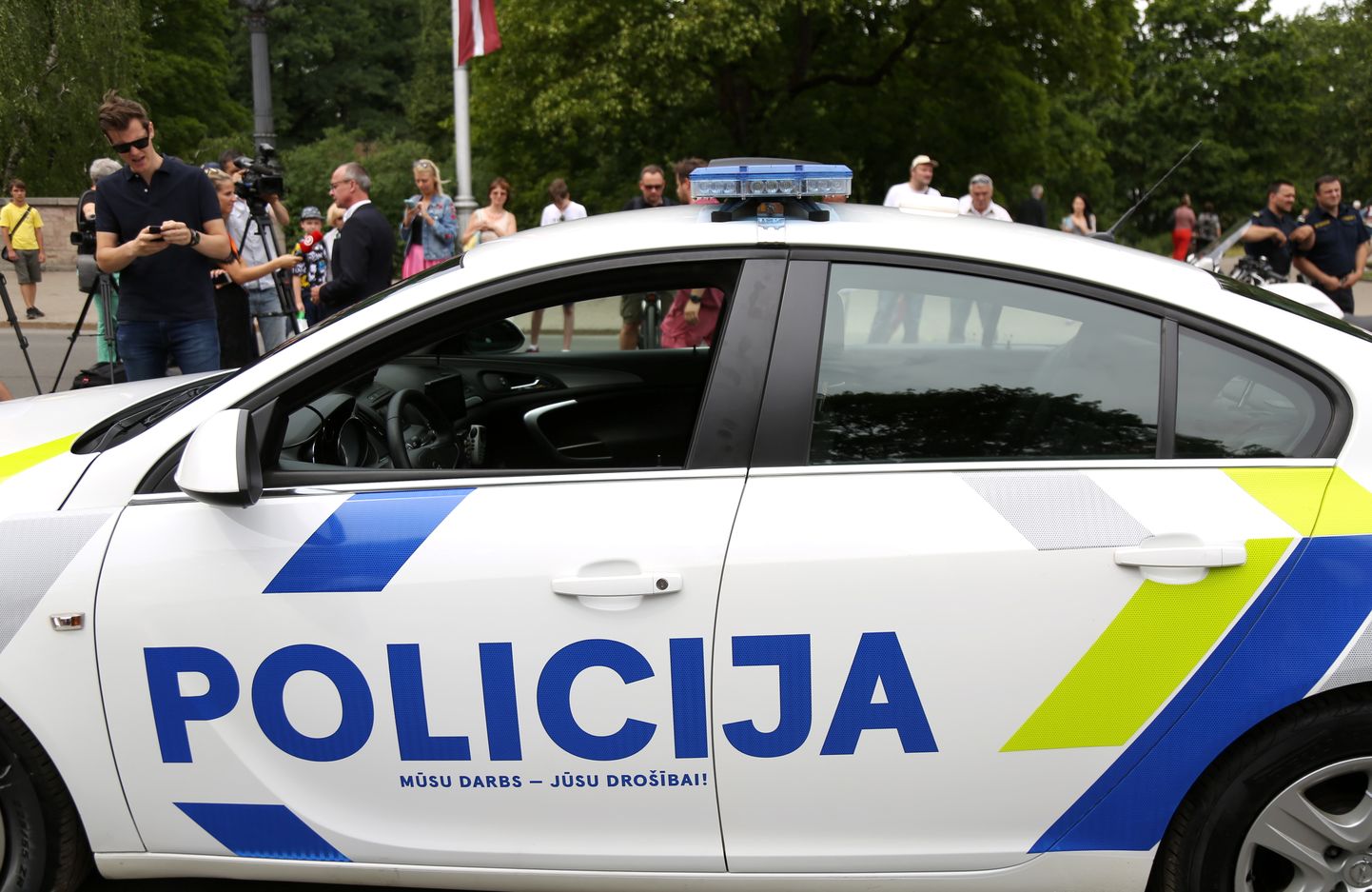 Valsts policijas automašīna ar jauno trafarējumu, kas tapis sadarbībā ar Latvijas Mākslas akadēmiju.