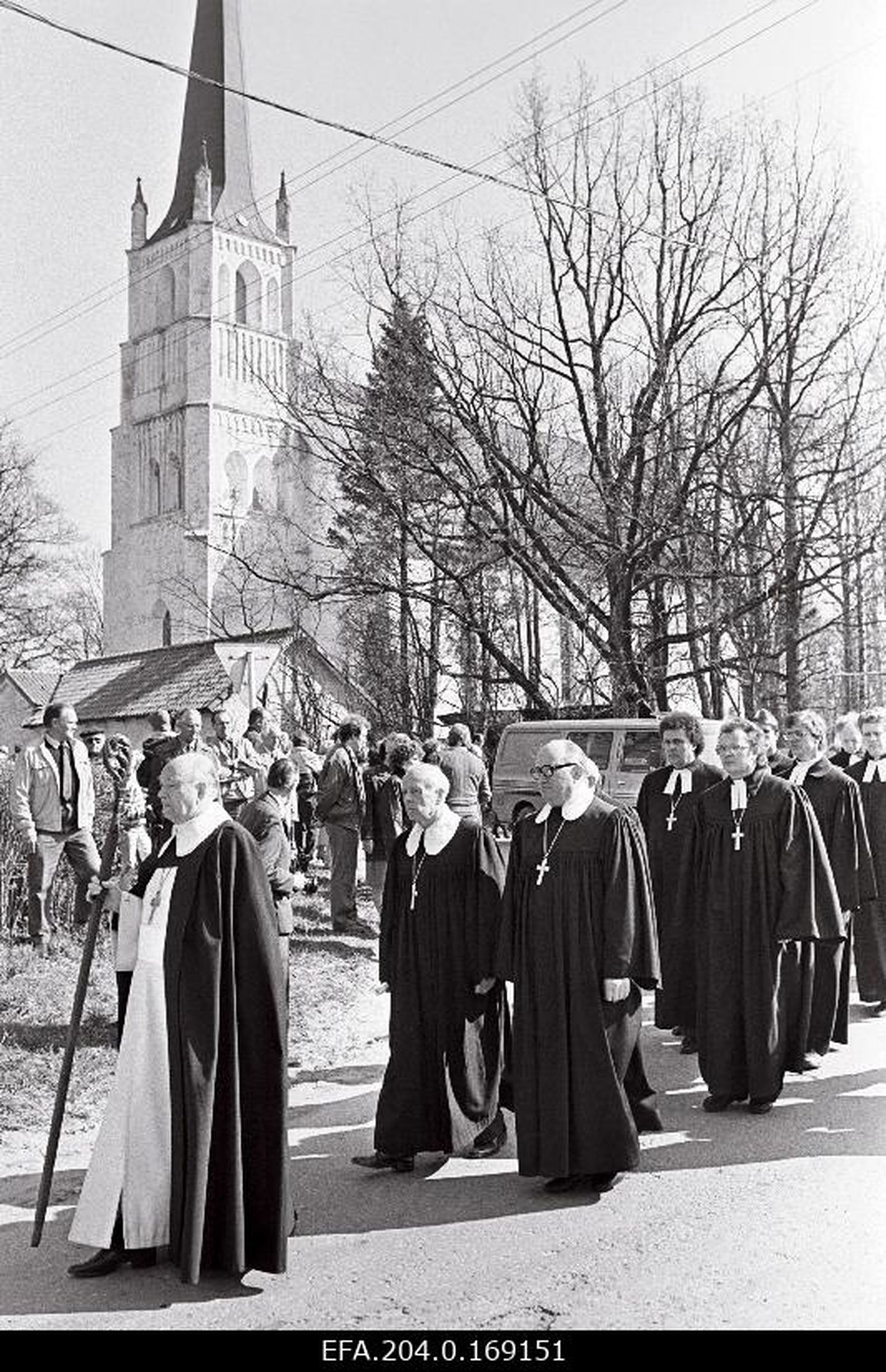 EELK Türi koguduse pastori Harald Meri ja tema majapidajanna Valve Kleini matused, matuserongkäigu eesotsas EELK peapiiskop Kuno Pajula. Aprill 1990.