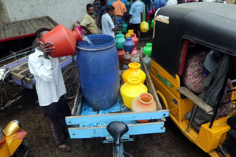 Inimesed seisavad Chennai linnas järjekorras, et täita oma anumaid veega.