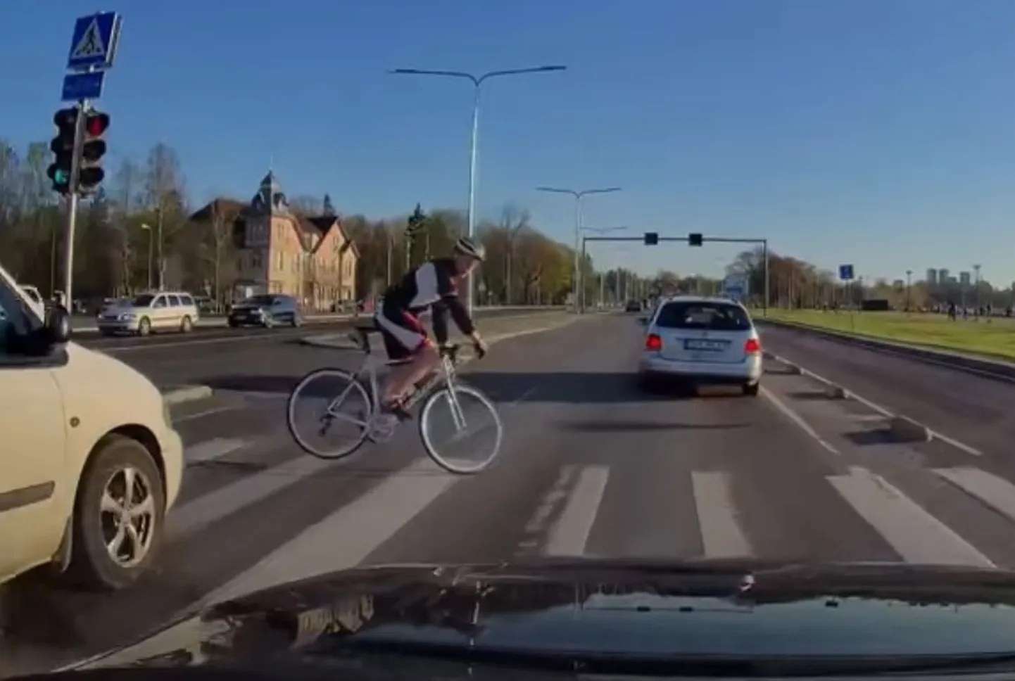 Ettevaatamatu rattur Pirita teel.