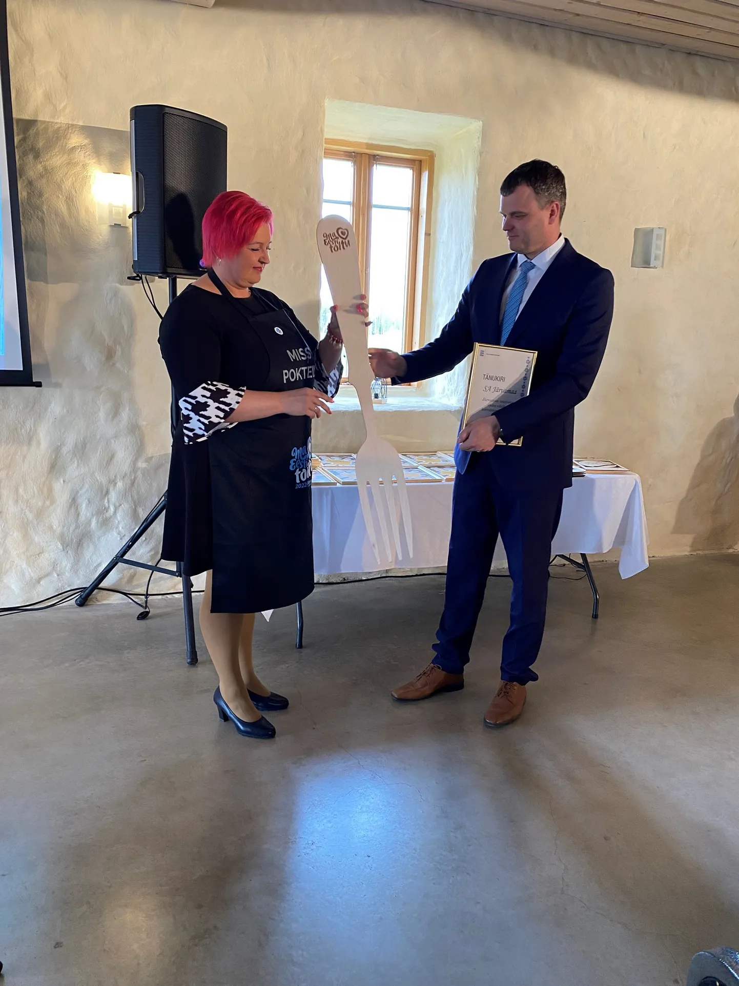Maitsete aasta rändkahvli tagastamine Maaeluministeeriumile. Järvamaale jääb suurt rändkahvlit meenutama väike rändkahvli koopia. Fotol regionaalminister Madis Kallas ja Järvamaa maitsete aastat vedanud projektijuht Kristina Gudinas.