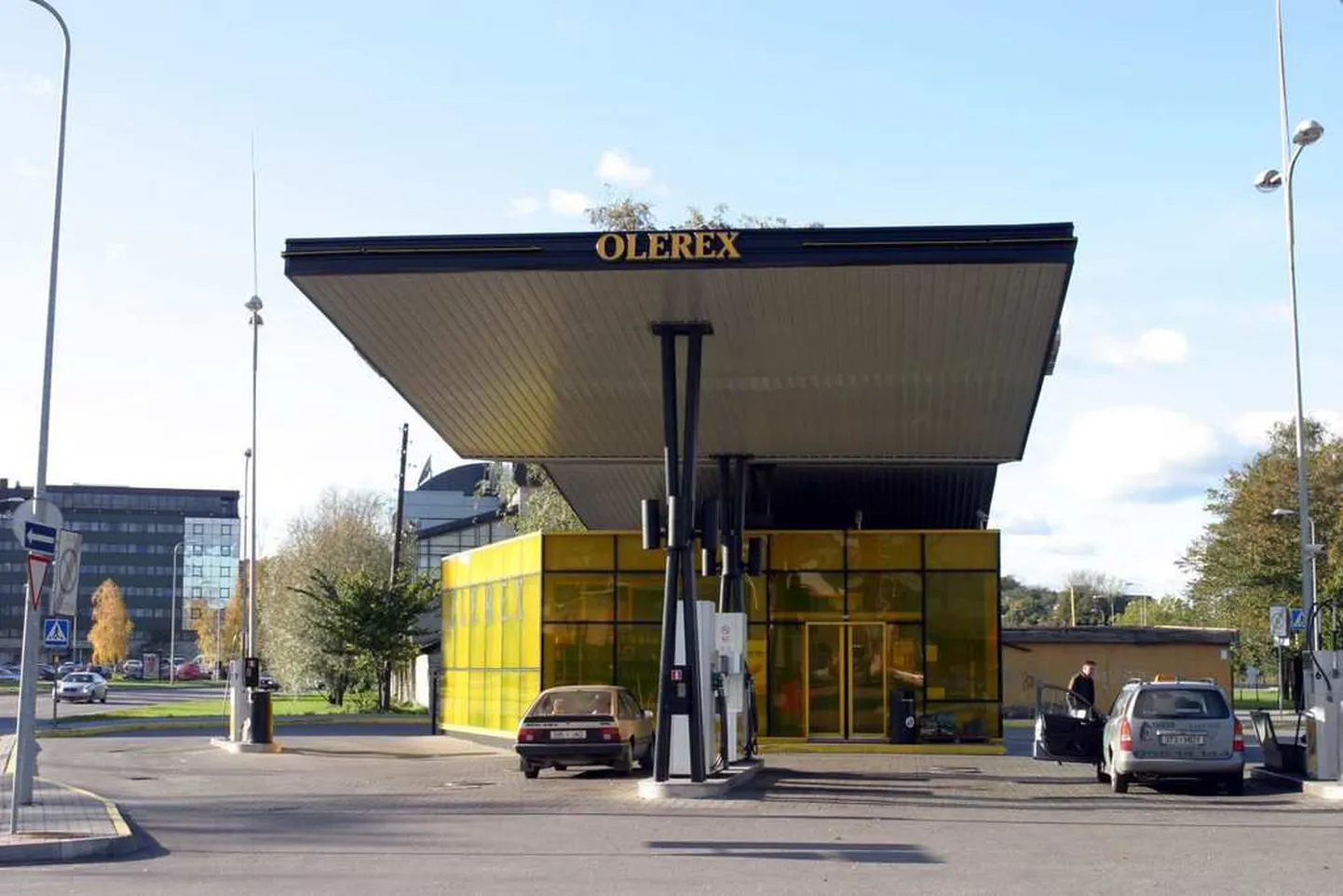 Pildil on Olerex tankla Tallinnas Ahtri tänaval.