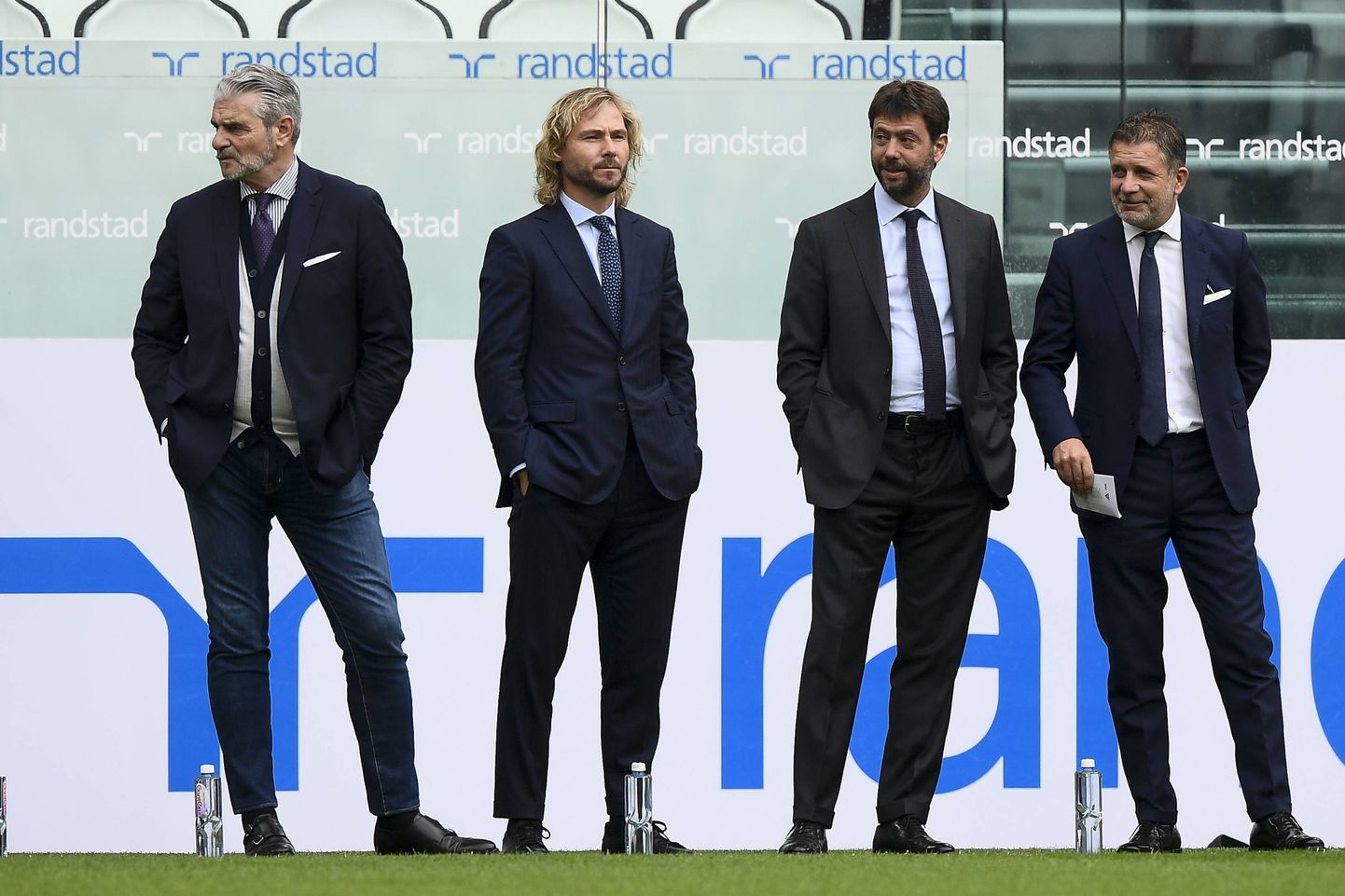 Torino Juventuse juhtivtöötajad Pavel Nedved (vasakult teine) ja Andrea Agnelli (vasakult kolmas).
