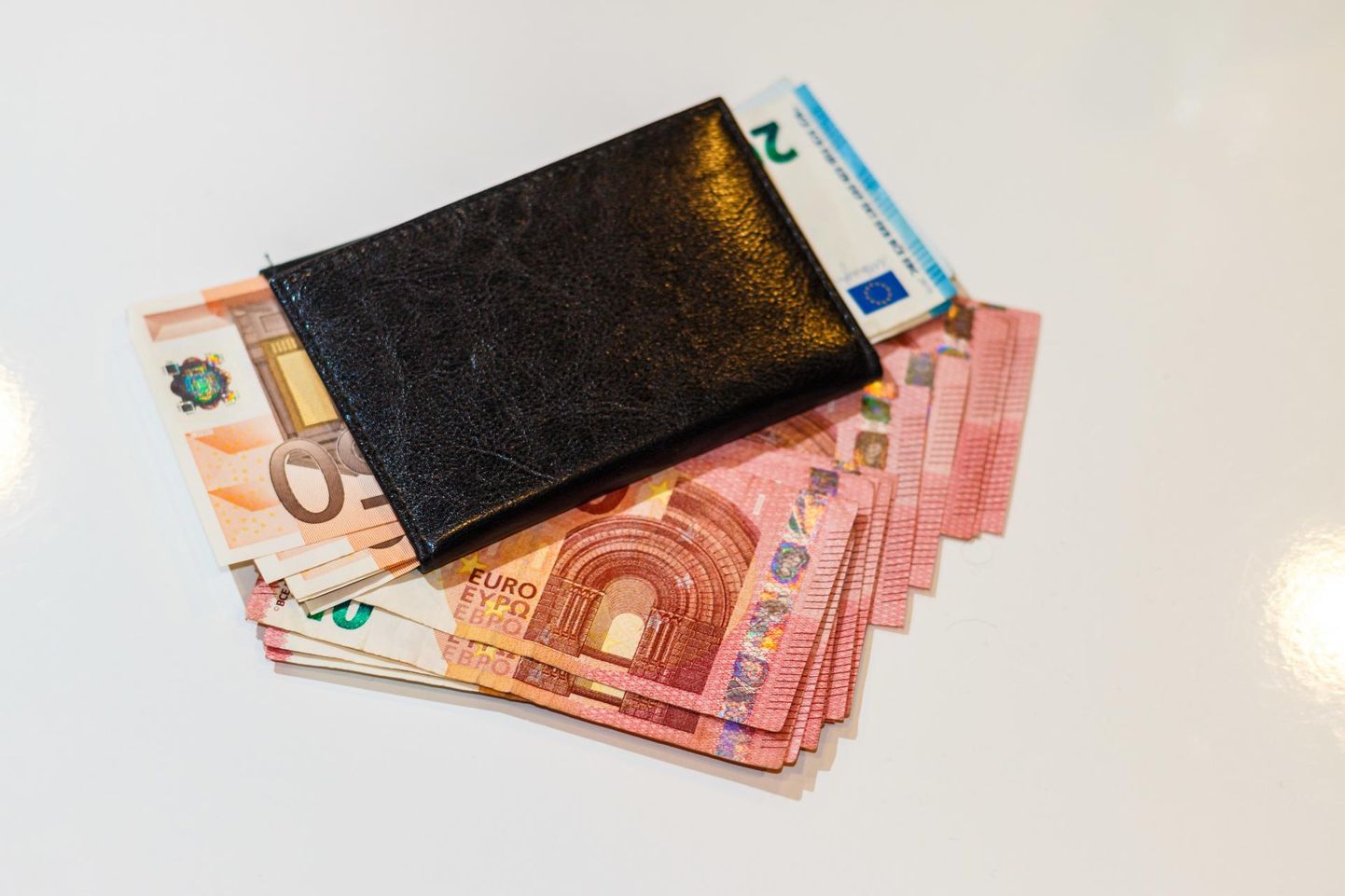Tänavalt leitud 3400 eurot leidsid tänu ausale leidjale omaniku.