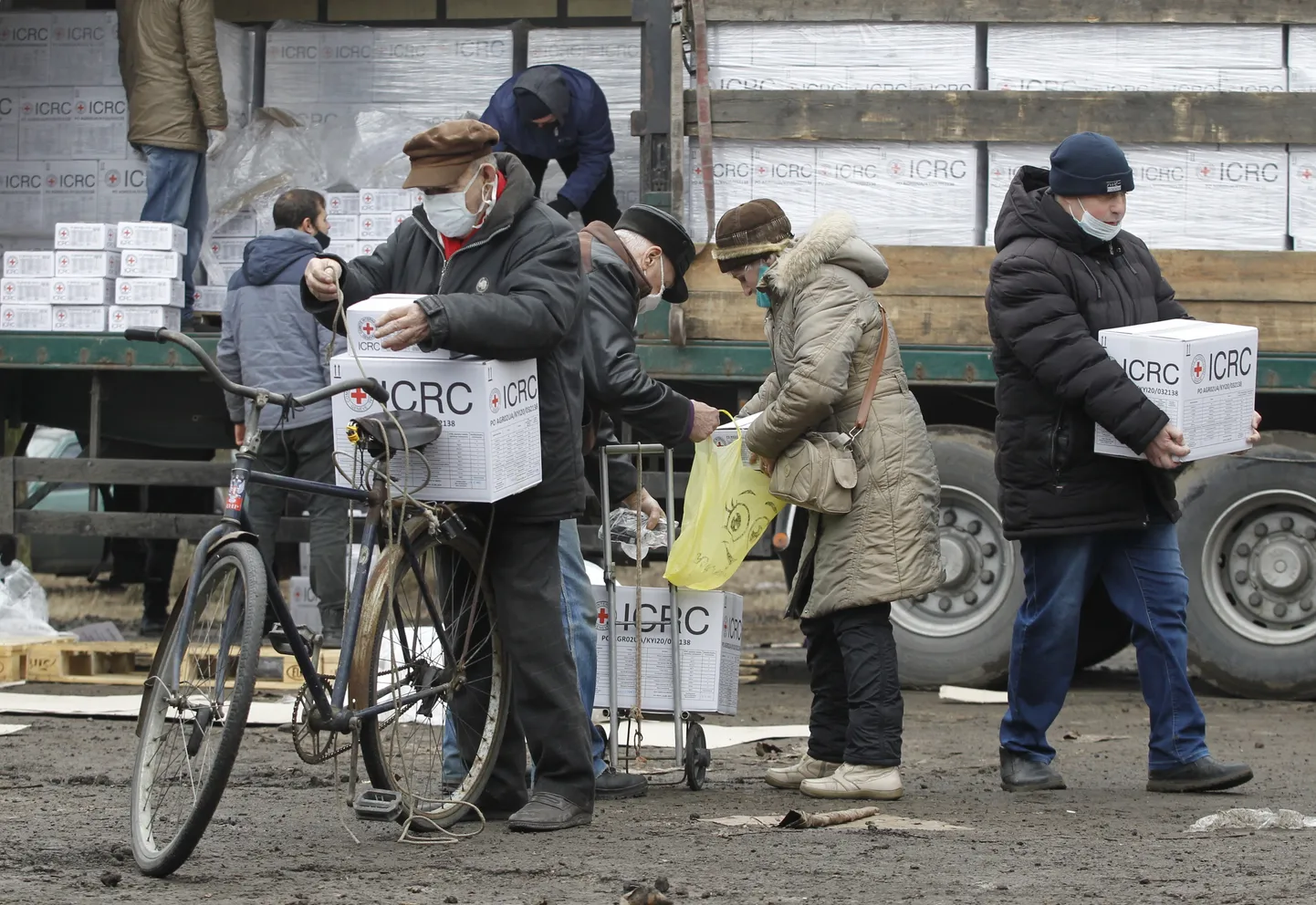 Kohalikud saamas Punase Risti humanitaarabi Donetskis.