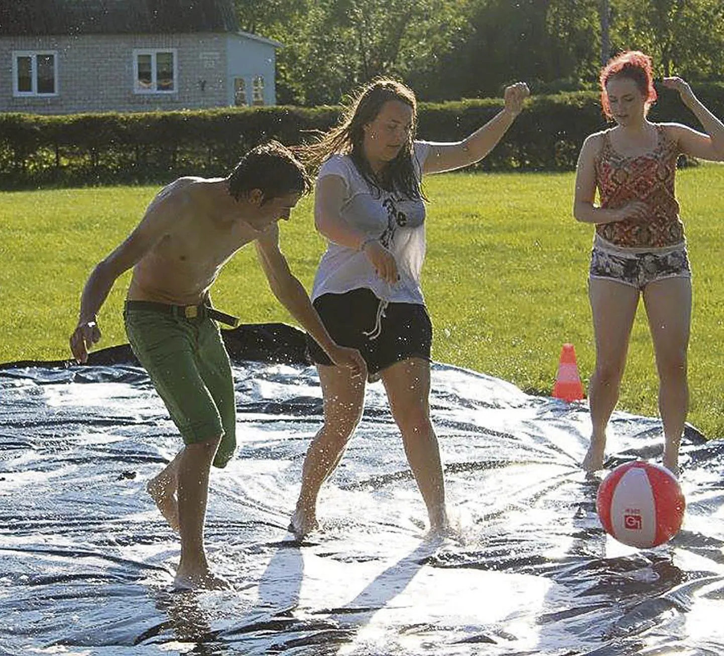 Noortelaagris mängitud veejalgpall tegi läbimärjaks, aga pakkus hulganisti rõõmu.