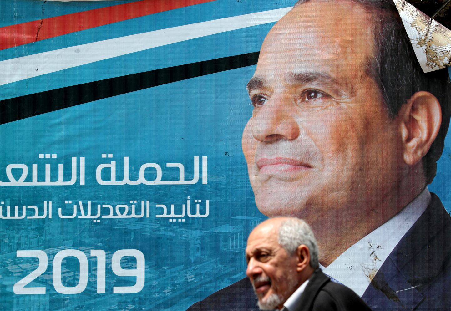 Mees möödumas Egiptuse presidendi Abdel Fattah al-Sisi plakatist.
