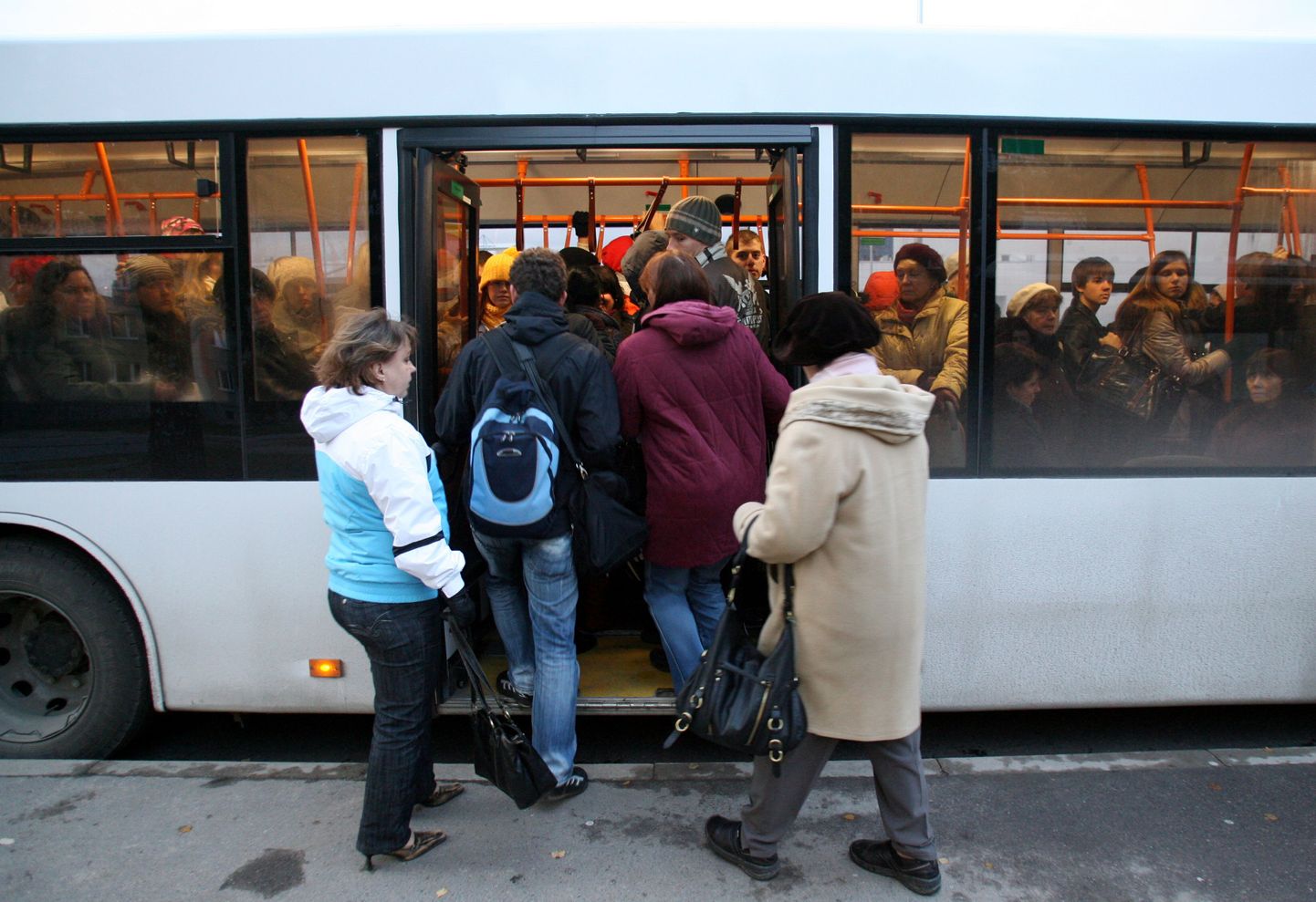 Pildistatud 13. oktoobril 2009.
Hommikune tipptund Annelinna bussipeatuses, kui kesklinna sõitvad bussid on triiki täis.