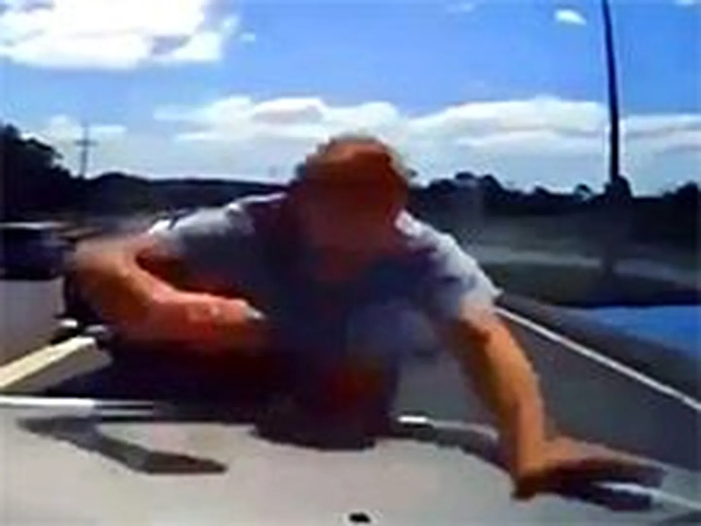 Безумец из Австралии загнал на трассе водителя и кулаками изуродовал его машину.