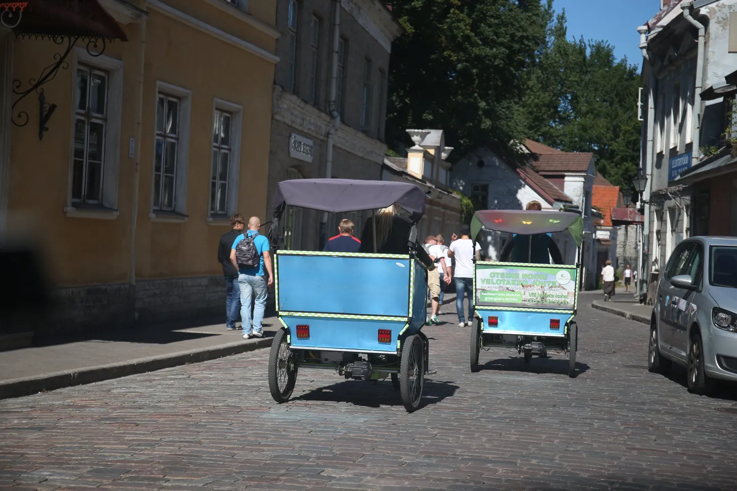 Velotaksod Tallinna vanalinnas. Fotol olevad isikud ei ole kuriteoga seotud.