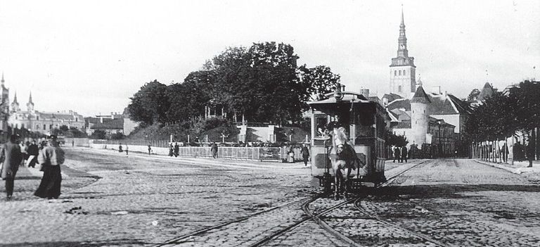 1888. aasta 12. augustil hakkasid hobutrammid sõitma kesklinna ja Kadrioru vahel. Pilt on tehtud Vene turul (praegusel Viru väljakul) enne 1901. aastat.