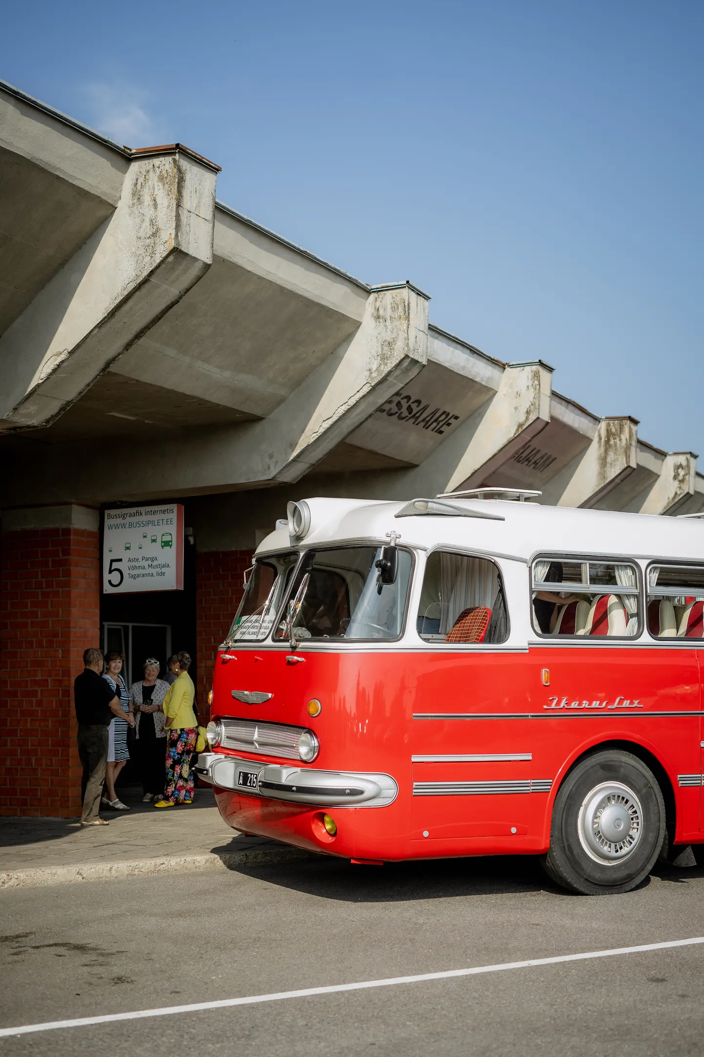 Retrobuss Kuressaare bussijaamas. Pilt on illustratiivne.