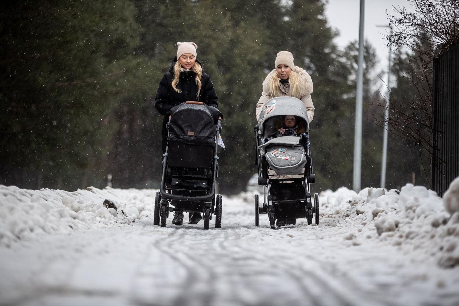 Üleeile Rae vallas Vana-Tartu maantee ääres lapsevankritega jalutanud Haldi ja Kaisa leidsid, et tee seisukord on vilets ja lapsevankri lükkamiseks kulub üsna palju jõudu. 