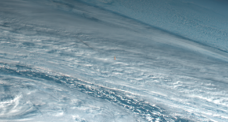Satelliidifoto Maa atmosfääri sisenevast meteoorist.