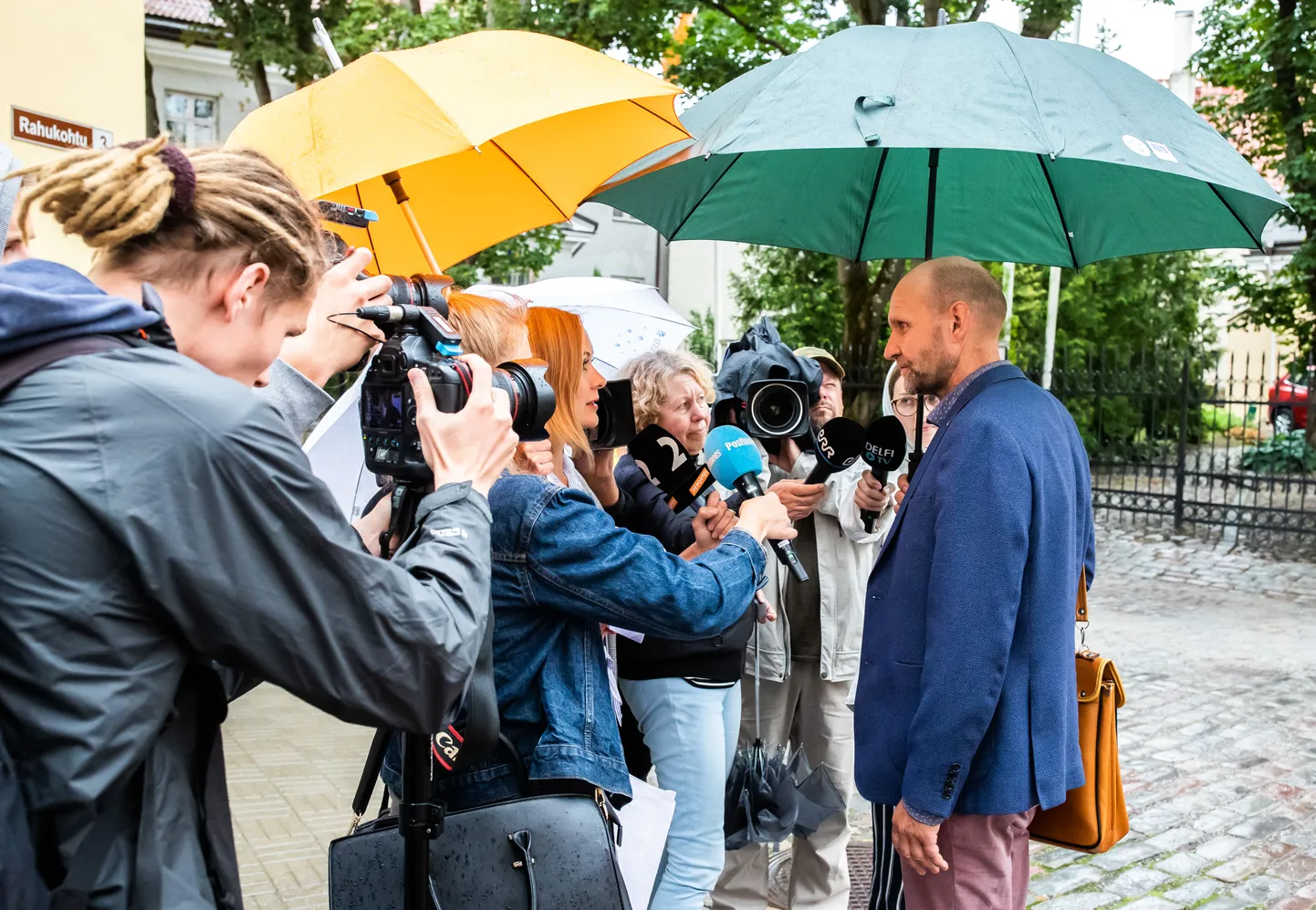 Helir-Valdor Seeder enne koalitsioonipartneritega kohtumist ajakirjanike küsimustele vastamas.