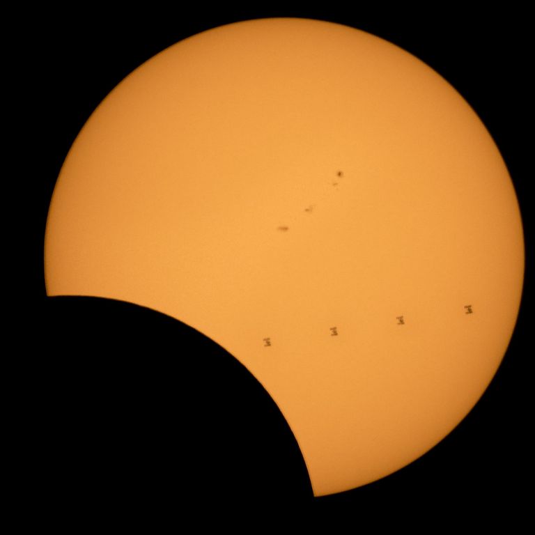 Päikesevarjutuse foto, millel on näha ka Rahvusvahelise kosmosejaama (ISS) liikumist