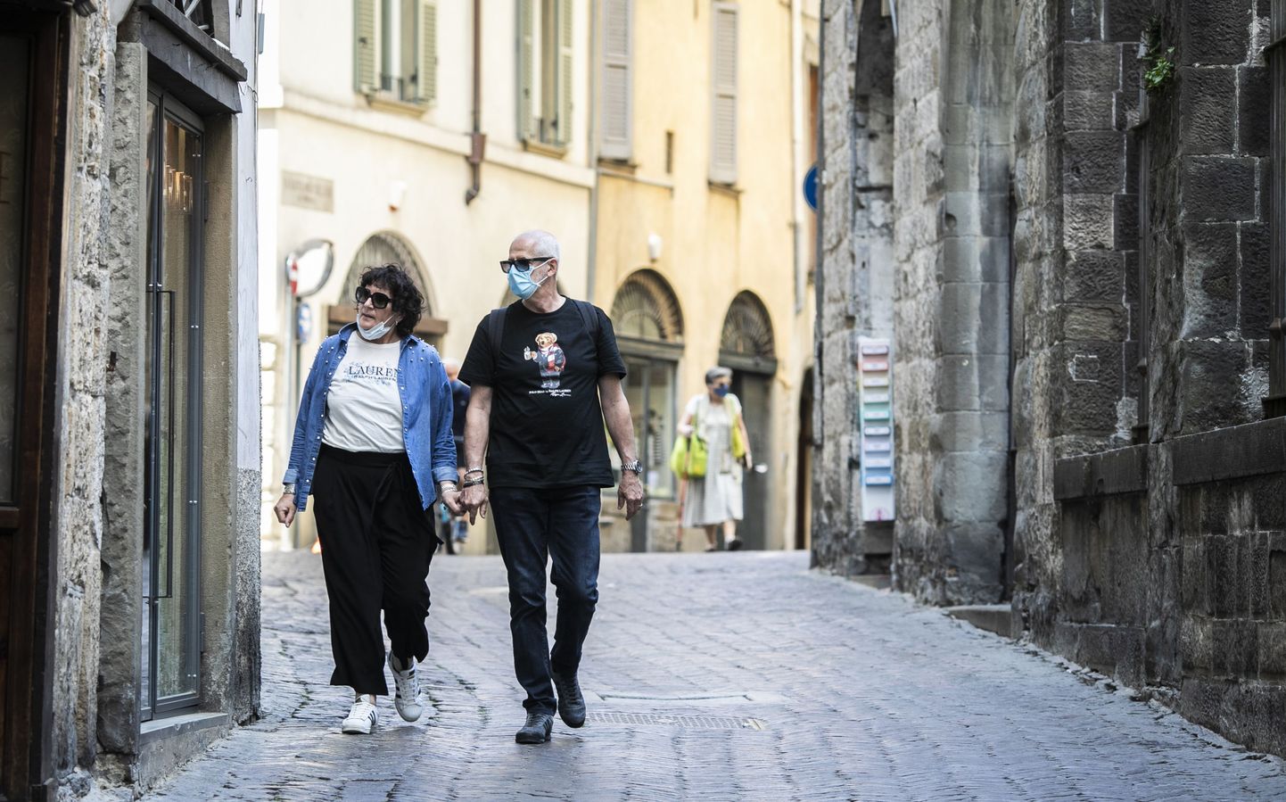 Jalutajad Bergamo tühjavõitu tänavail.
