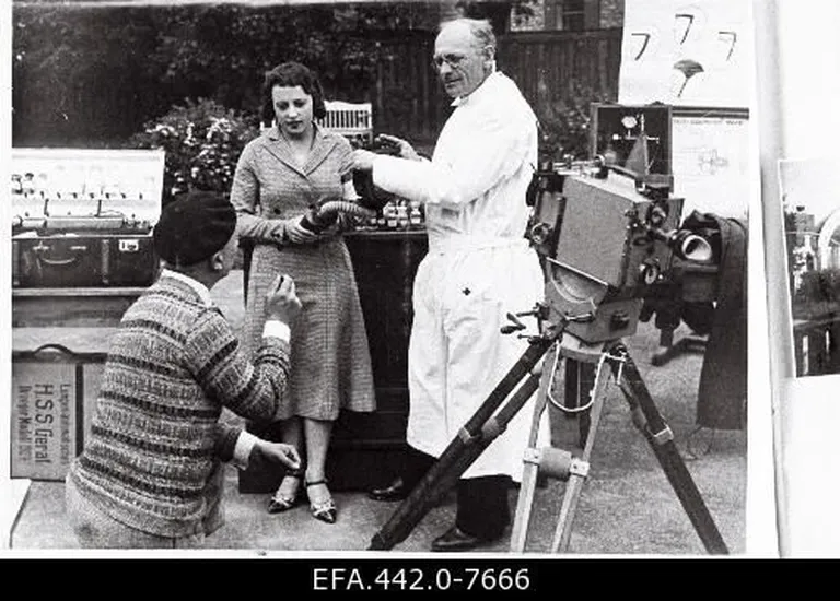 Theodor Lutsu filmi "Gaas, gaas, gaas" võtetel. Vasakult: 1. Theodor Luts, 2. Aksella Luts, 3. August Sunne (arsti osas).