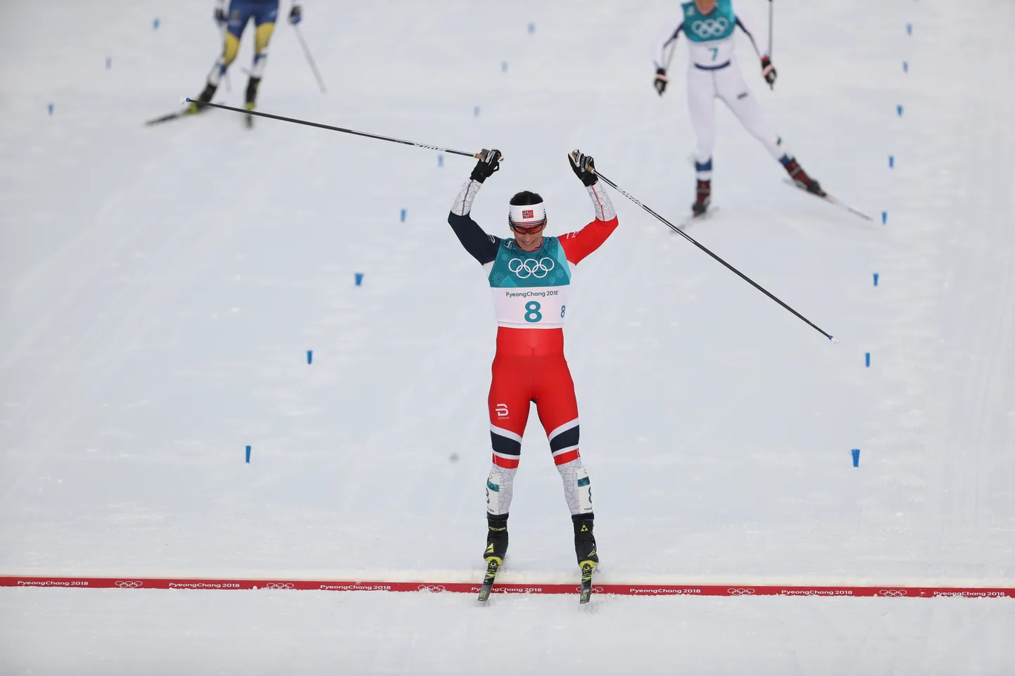 Marit Björgen alustas olümpiamänge hõbemedaliga suusavahetusega sõidus.