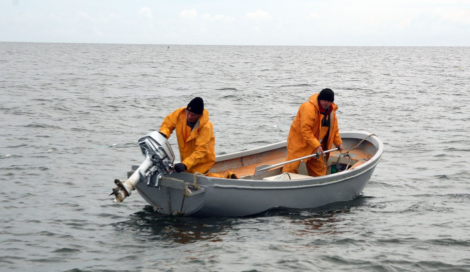 Рыбаки на моторной лодке.