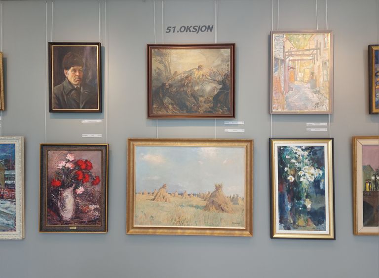Näituse kõige kallim teos alghinna poolest on Richard Uutmaa «Rukkihakid» (alumises reas keskel).