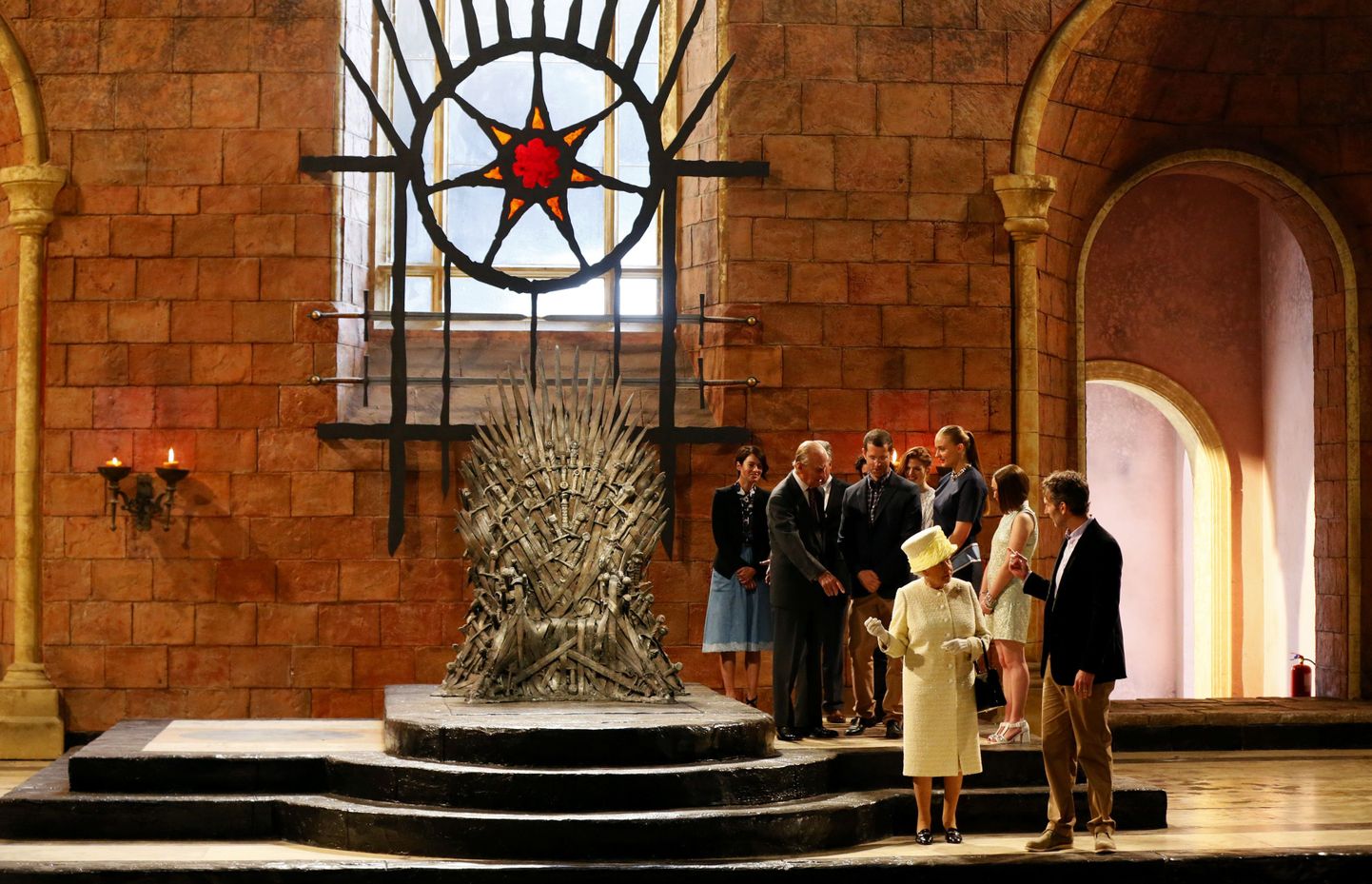 Briti kuninganna Elizabeth II külastas Belfastis menuseriaali «Troonide mäng» võttepaika