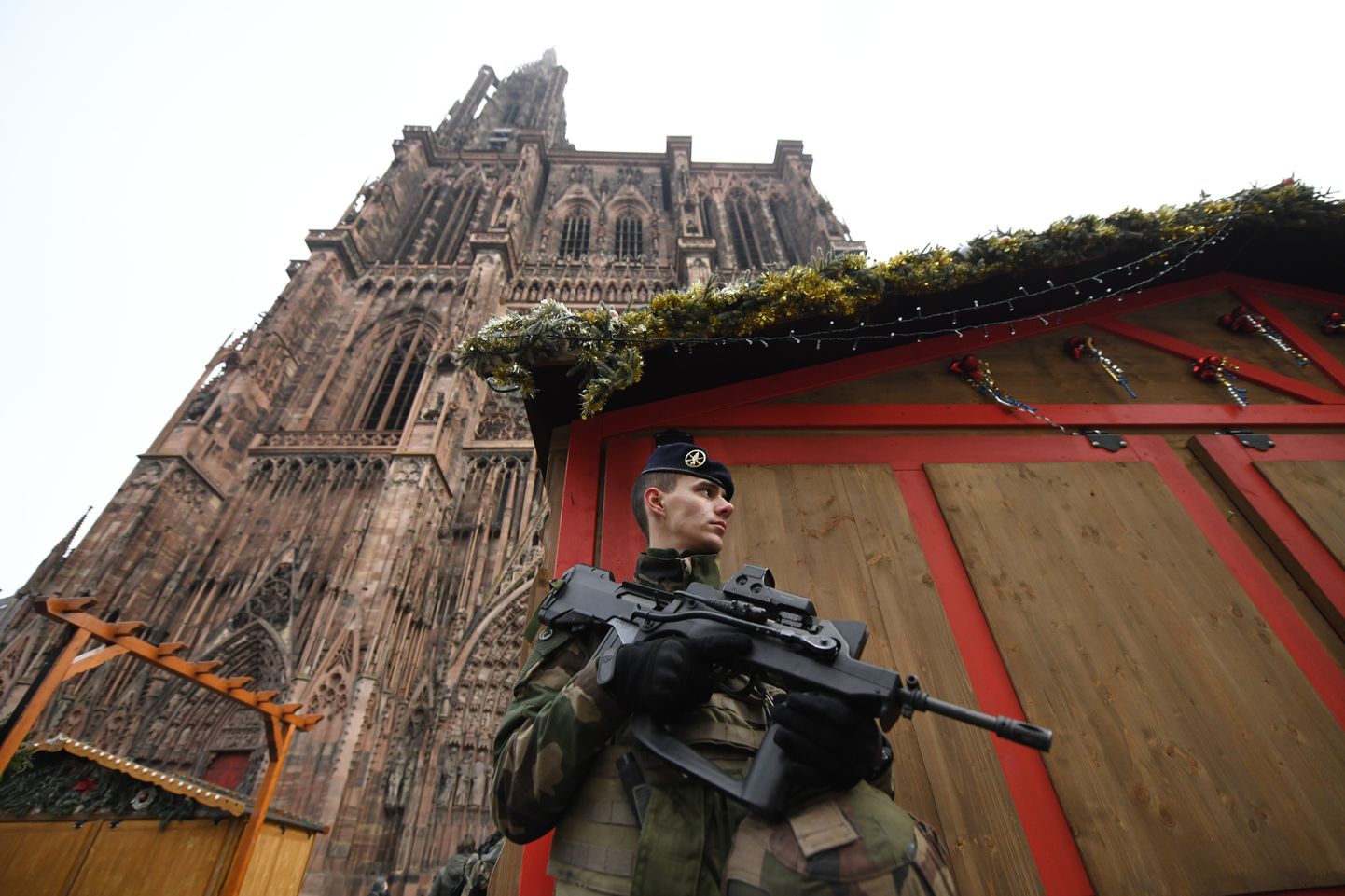 Полицейский на рождественской ярмарке в Страсбурге.