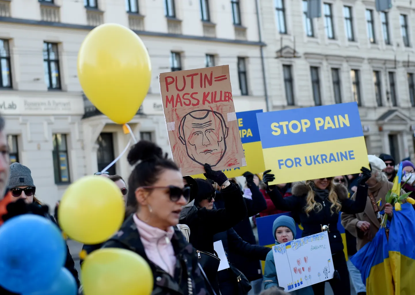 Cilvēki dodas Ukrainas atbalsta gājienā "Kopā ar Ukrainu! Kopā pret Putinu!" no Brīvības pieminekļa līdz Ukrainas vēstniecībai.