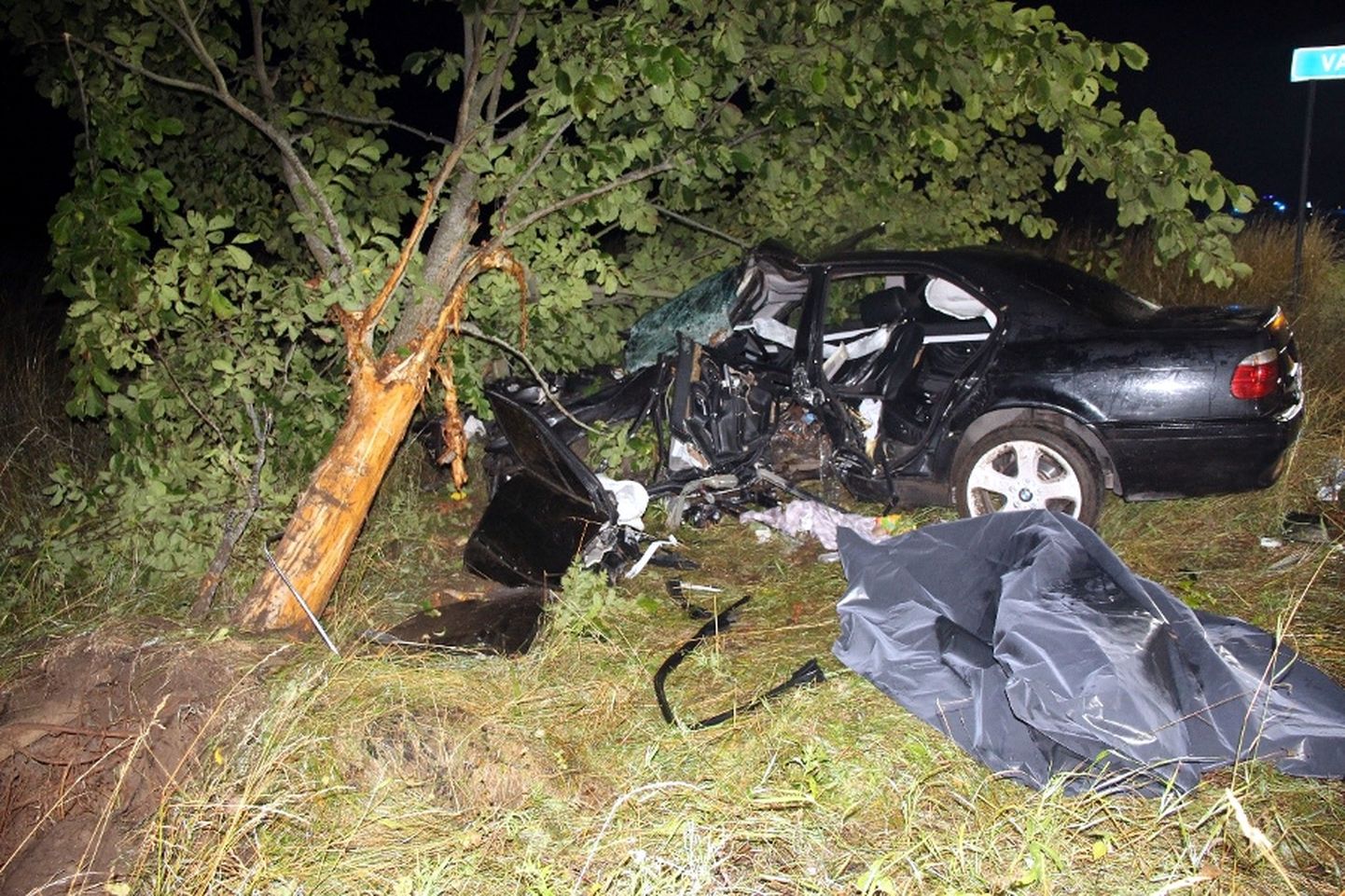 BMW sõitis suurel kiirusel vastu puud, sõidukit juhtinud 27aastane mees hukkus.