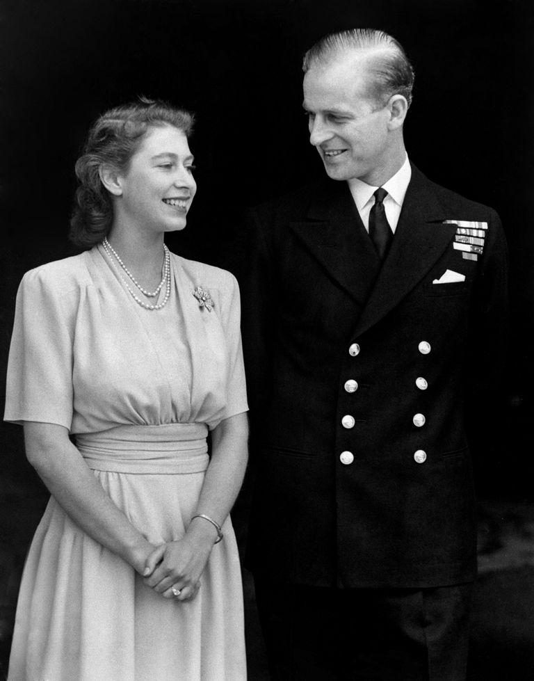 10. juuli 1947. Printsess Elizabeth ja Philip Mountbatten kuulutavad välja oma kihluse.
