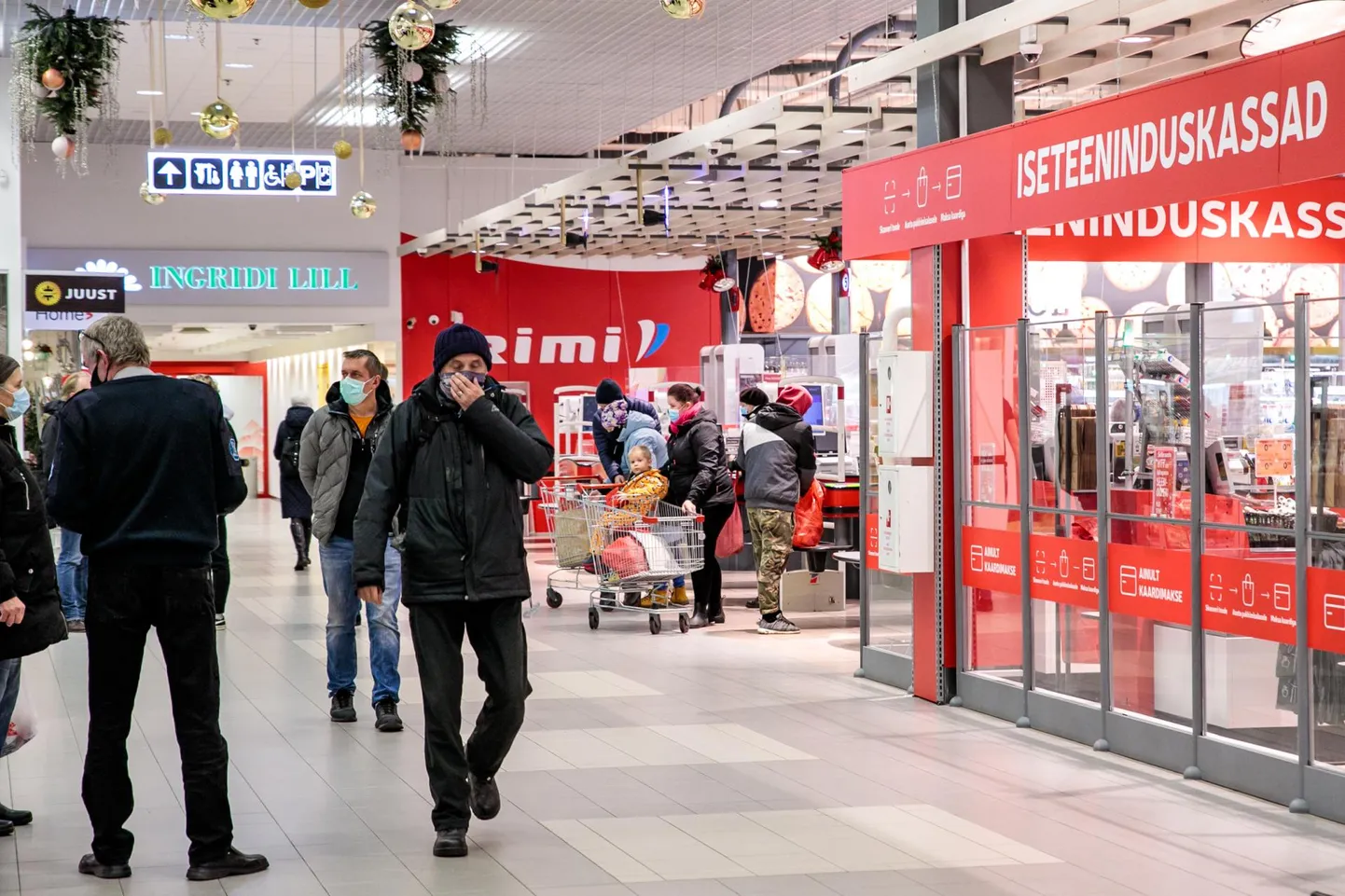 Nädalavahetusel Pärnus reeglitest kinnipidamist kontrollinud politseinikele jäid silma harvad maskita elanikud.