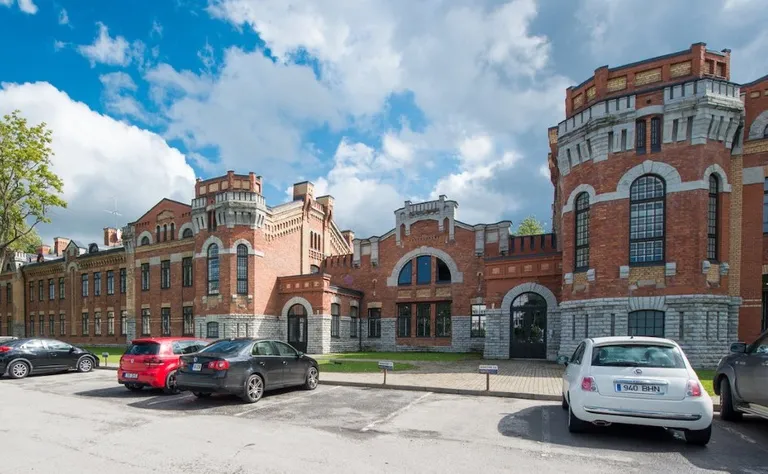 Этот дом  по адресу Тонди, 51 давно приведен в порядок. На очереди Тонди, 53 и 57