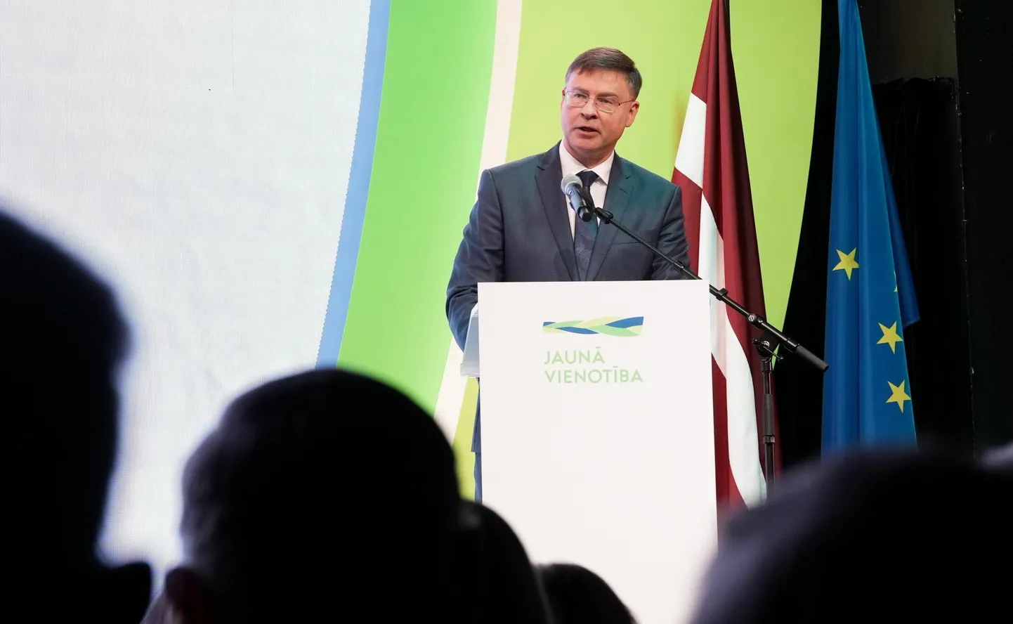 Skandaalidest räsitud erakonnaliitu Uus Ühtsus üritab hävingust päästa Valdis Dombrovskis.