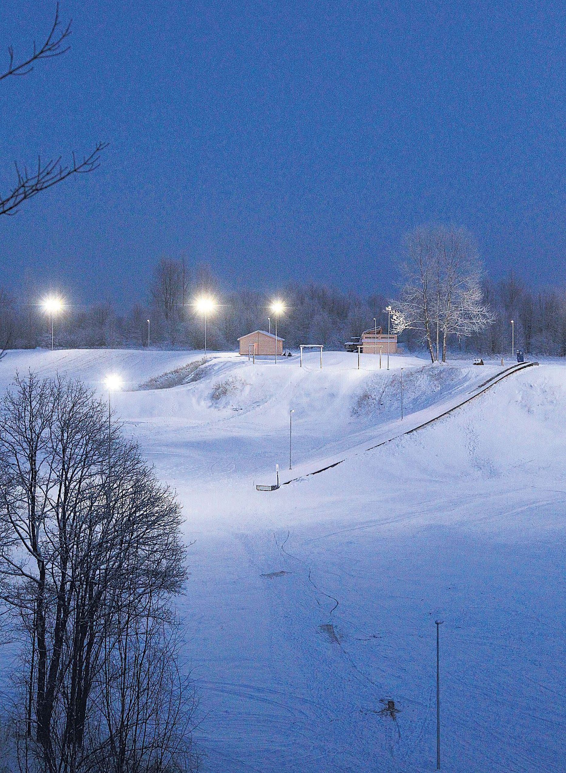 Narva maanteel sõitjad on juba mõnda aega märganud, et vanas karjääris käib töö ja õhtuti põlevad prožektorid. Karjääris avatakse laupäeval lumerõngarajad.