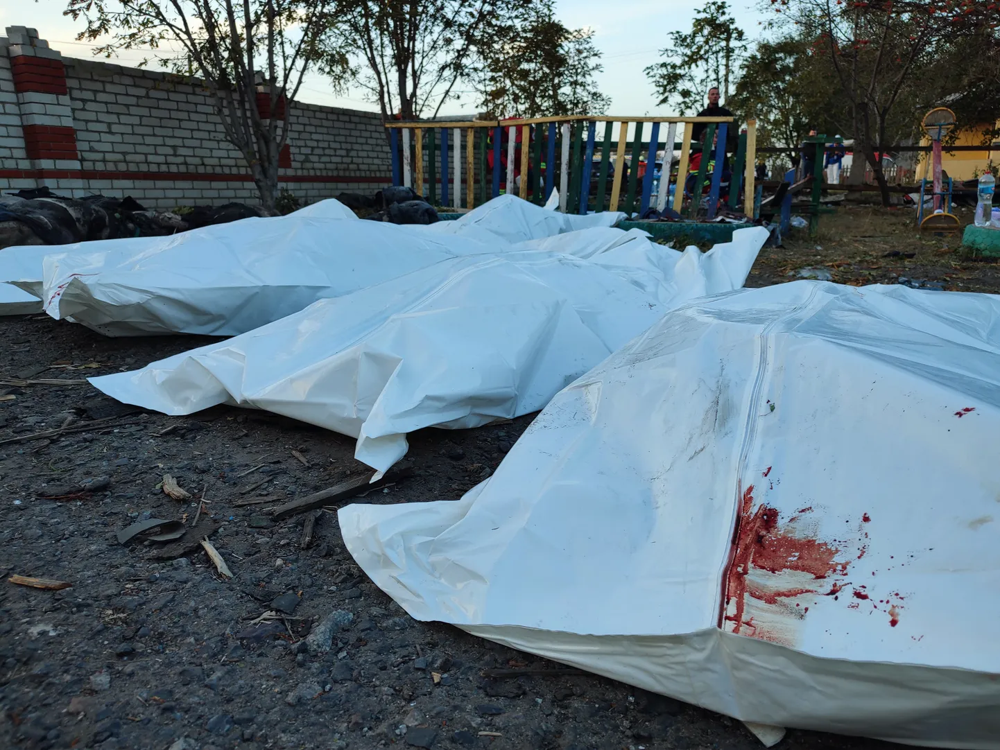Hroza külas hukkunud külaelanike surnukehad raketilöögi saanud kohaliku pood-kohviku hoovil.