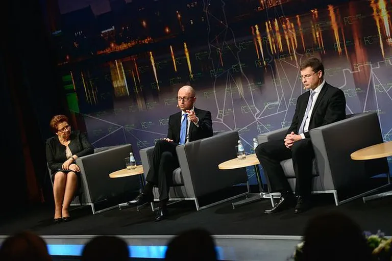 Läti peaminister Laimdota Straujuma, Ukraina peaminister Arseni Jatsenjuk ja Euroopa Komisjoni asepresident Valdis Dombrovskis täna Riia konverentsil. Foto: Riia konverents.