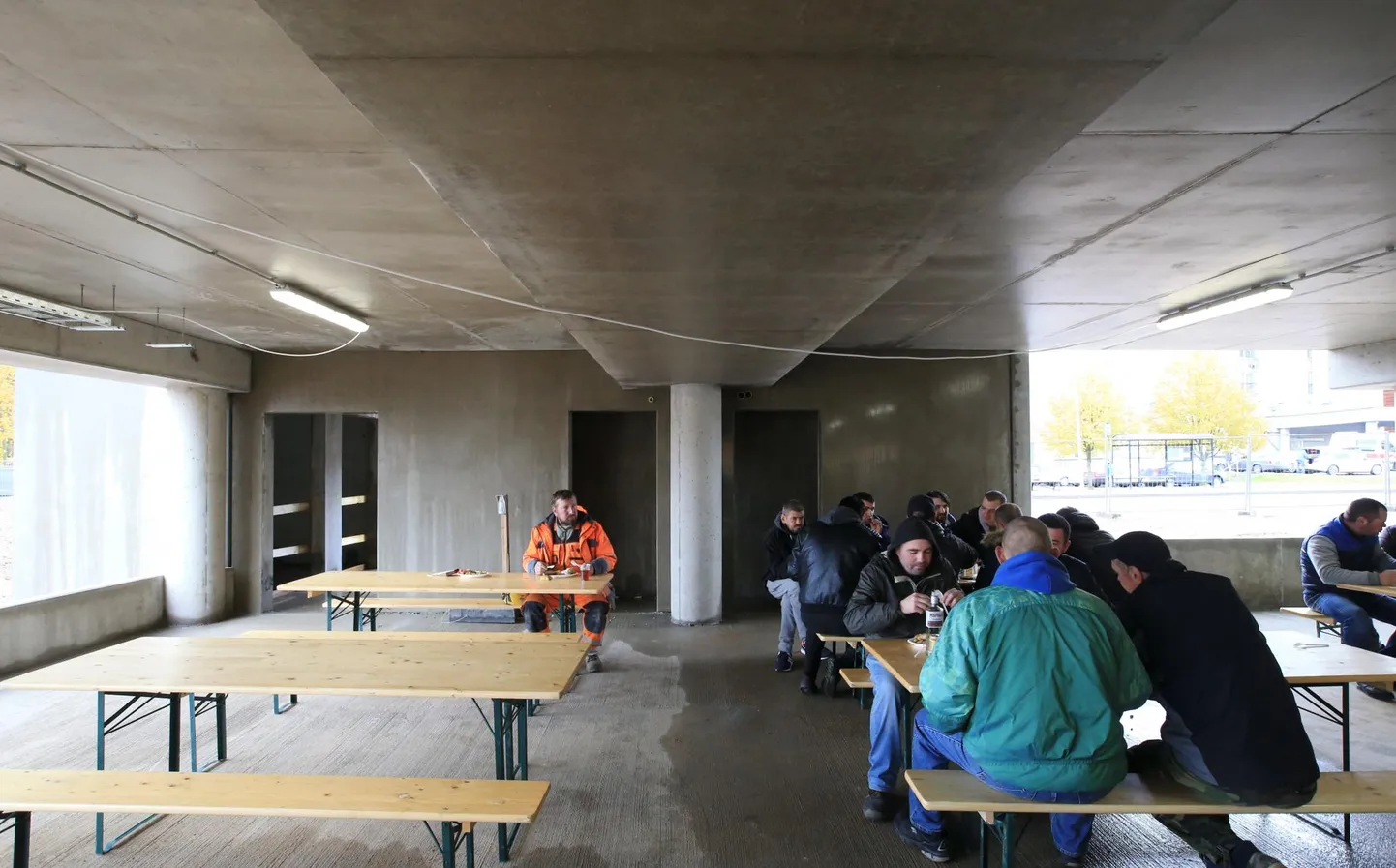 Välismaised ehitajad panid oktoobri teisel reedel peetud Tartu ülikooli kliinikumi parkimismaja sarikapeole tulles puhtad rõivad selga ja nautisid seda pidu rõõmsalt omakeskis. Meie kohalikud ehitajad hoidsid omaette, mõni neist võttis pruukosti päris üksi.